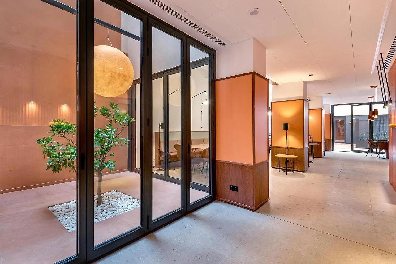Hotel Orangine 오스피탈레트 데 요브레가트